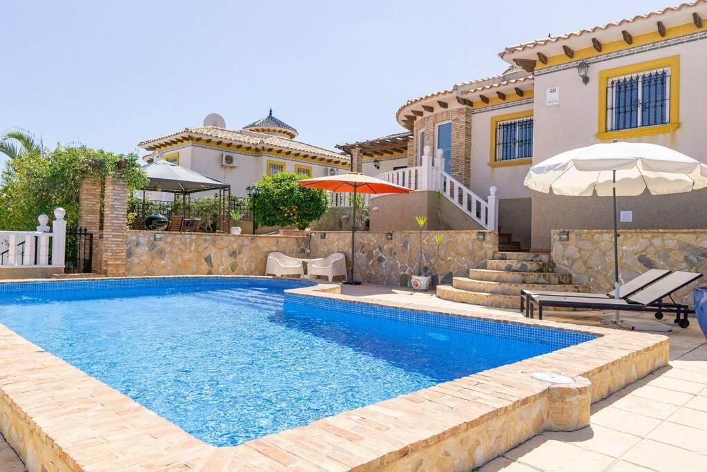 Casa Lilly-Rose, A Beautiful 3 Bedroom Detached Villa A Short Walk To The Villamartin Plaza & Golf Course Dış mekan fotoğraf