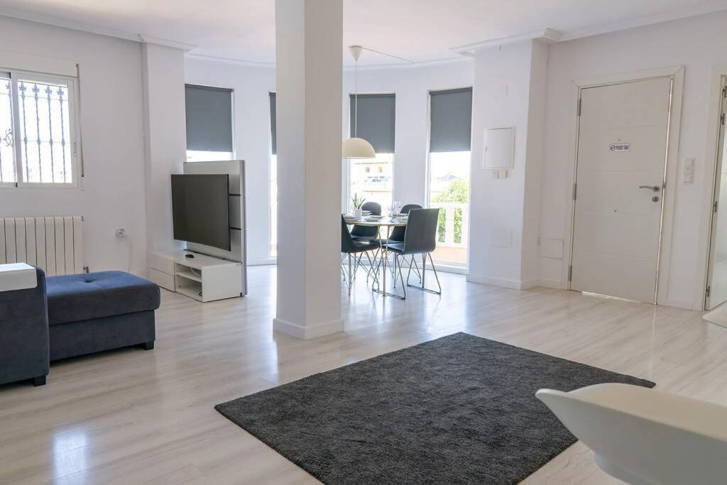 Casa Lilly-Rose, A Beautiful 3 Bedroom Detached Villa A Short Walk To The Villamartin Plaza & Golf Course Dış mekan fotoğraf